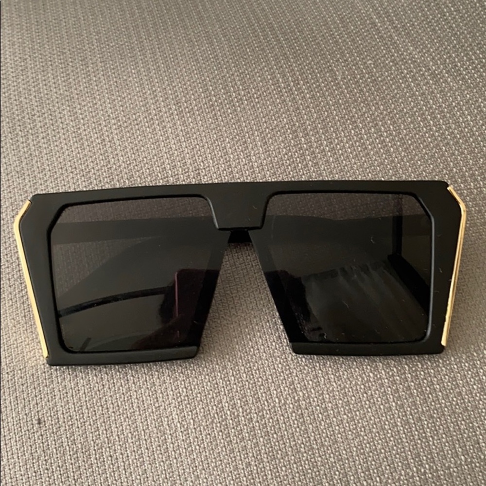 Black and Gold sunglasses. Very stylish!